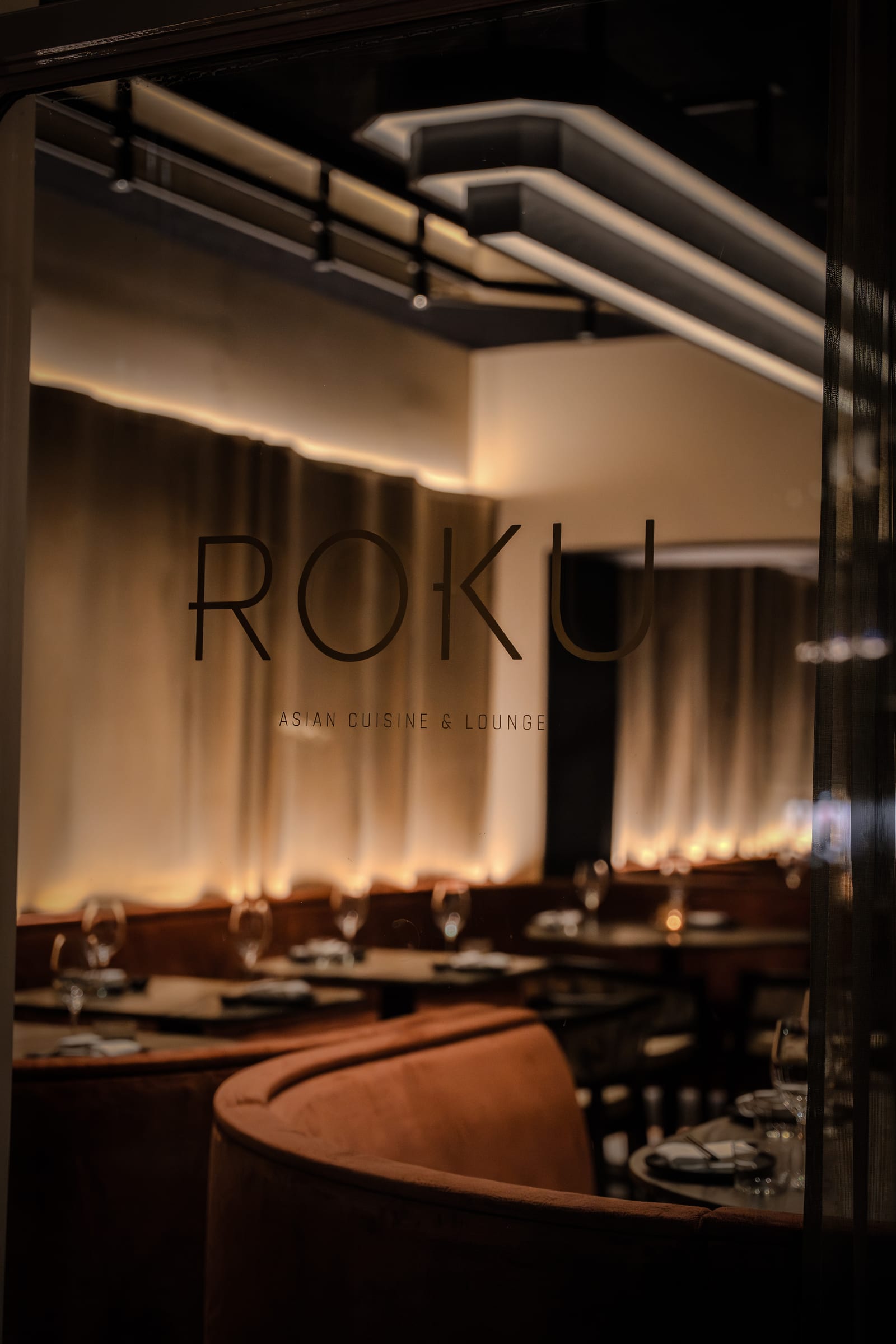Het ROKU-woordmerk in het interieur van het restaurant